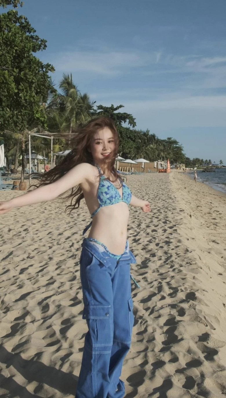 Ribi sachi diện bikini đi biển